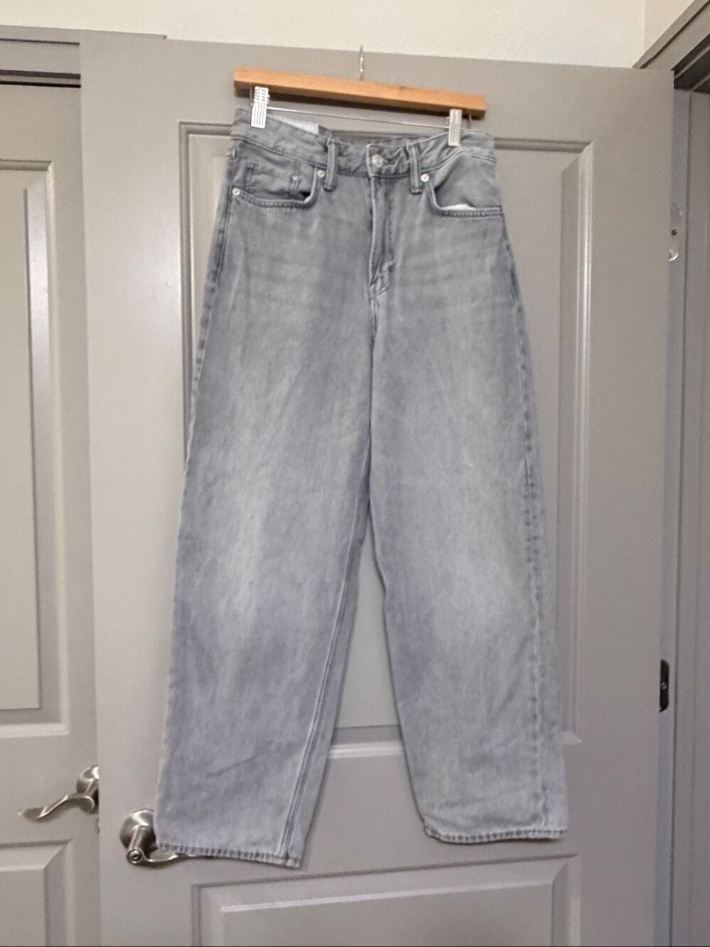 H&M Womens Size 28 / 32 Loose Fit High Rise Light Wash Wide Leg Jeans